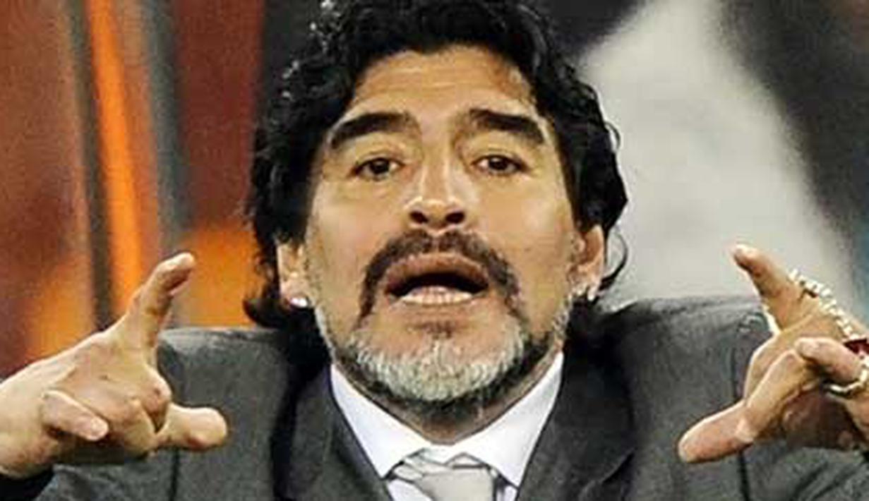 Gaya pelatih Argentina Diego Maradona di laga 16 besar PD 2010 melawan Meksiko di Soccer City, Johannesburg, 27 Juni 2010. Argentina unggul 3-1. AFP PHOTO / GIANLUIGI GUERCIA 
