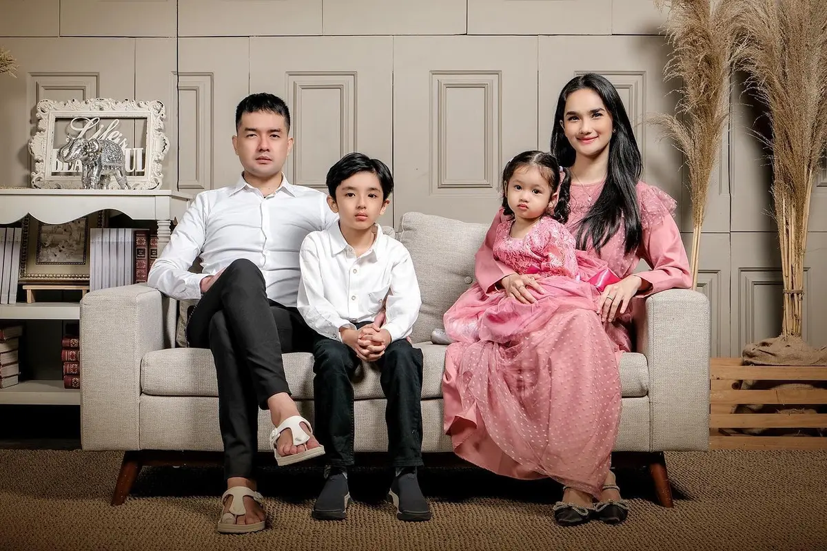 7 Pemotretan Keluarga Faby Marcelia Bersama Buah Hati yang Selalu Tampil Keren