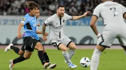 Bermain di Japan National Stadium, PSG langsung menurunkan skuat terbaik mereka. Seluruh pemain inti mereka langsung dimainkan sang pelatih Christophe Galtier sejak awal laga. (AP/Eugene Hoshiko)