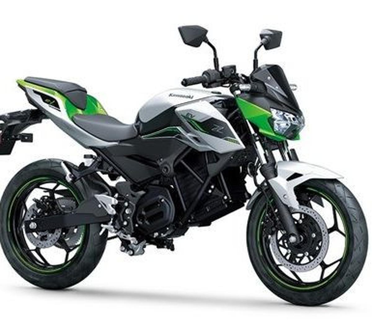Motor listrik ini punya tiga warna: Metallic Bright Silver, Metallic Matte Lime Green, dan Ebony. Kawasaki Ninja E-1 dijual Rp 149,9 juta (<i>on the road</i> Jakarta), sedangkan Kawasaki Z e-1 dijual Rp 146,9 juta.<br>