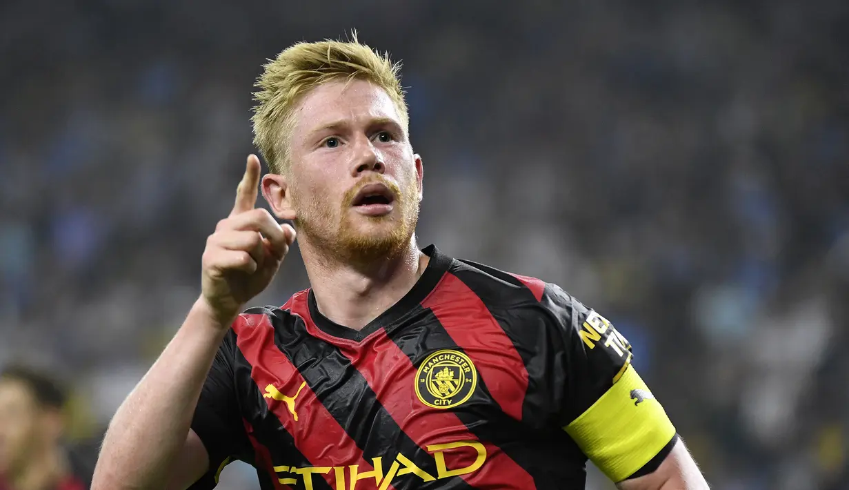 Gelandang Manchester City, Kevin De Bruyne berselebrasi usai mencetak gol ke gawang Club America pada pertandingan persahabatan Pra-Musim di NRG Stadium di Houston, Texas (20/7/2022). Kevin De Bruyne mencetak dua gol dan mengantar City menang tipis atas America 2-1. (AFP/Logan Riely)