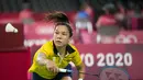 Tunggal putri Belgia, Lianne Tan berusaha mengembalikan pukulan Gregoria Mariska dari Indonesia dalam pertandingan penyisihan Grup M cabang bulu tangkis Olimpiade Tokyo 2020 di Musashino Forest Sports Plaza, Tokyo, Rabu (28/7/2021). Mariska menang 21-11 dan 21-17. (AP Photo/Dita Alangkara)