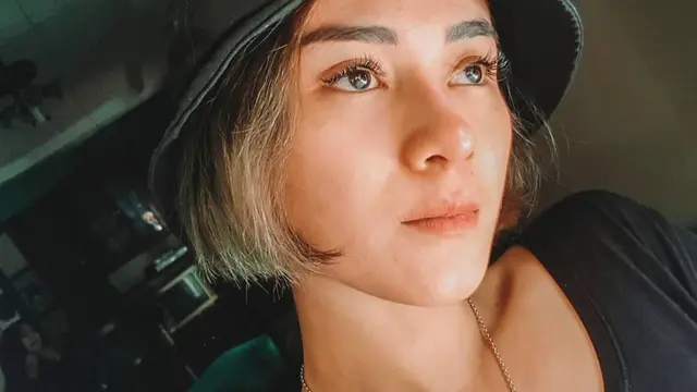 Tampilan Dara the Virgin dengan Makeup Minimalis (credit: instagram/darathevirgin)