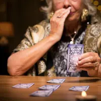 Apa yang dimaksud dengan "dengarkan intuisimu" menurut kartu tarot? Yuk, simak artikel di bawah ini. (Sumber foto: Thetarotlady.com)