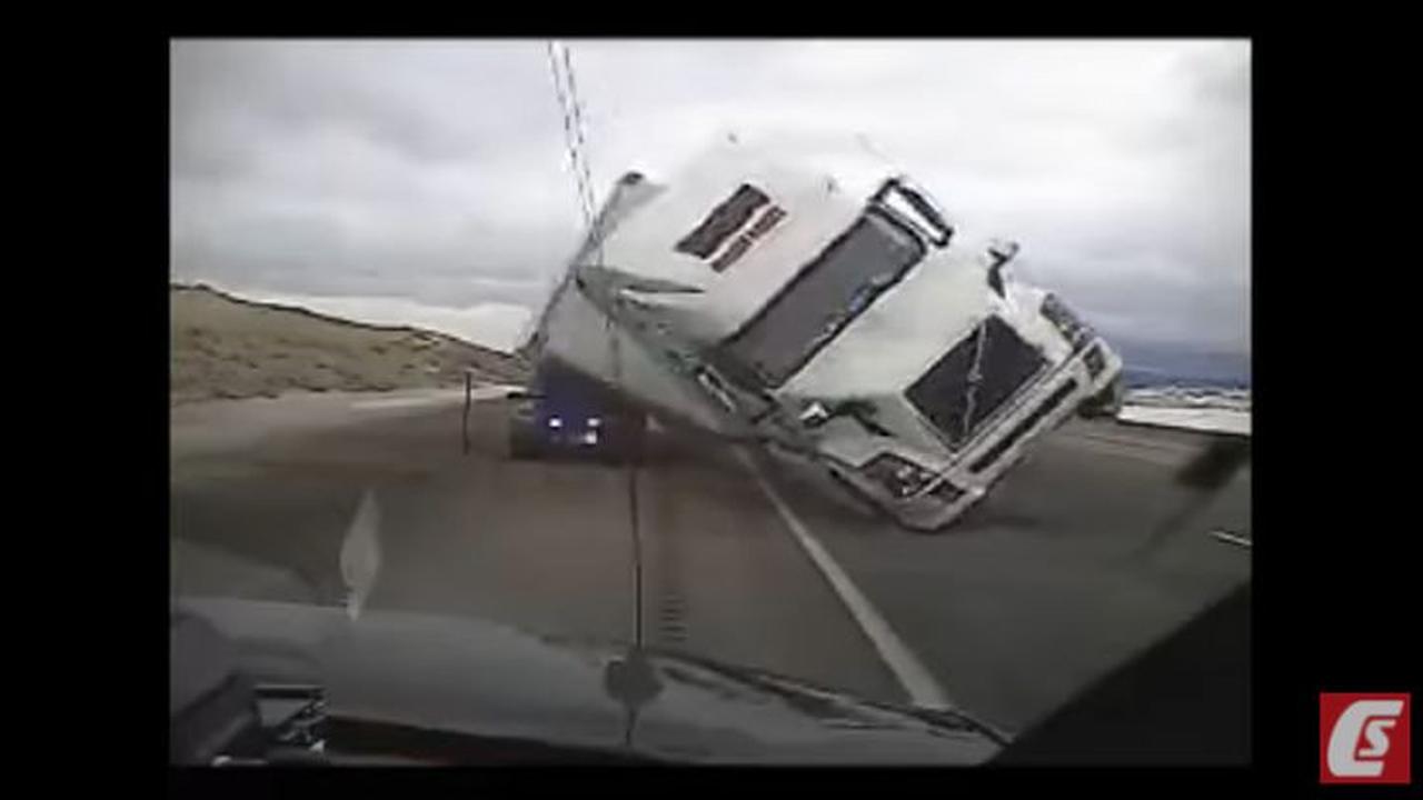 Truk tumbang tertiup angin