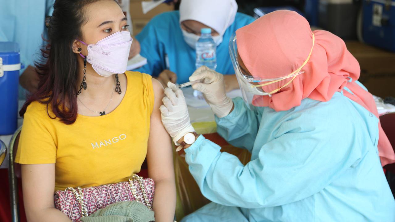 Vaksinasi massal serentak di Surabaya. (Dian Kurniawan/Liputan6.com)