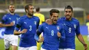 Pemain Italia, Claudio Marchisio merayakan kemenangan bersama rekannya pada laga persahabatan melawan Rumania di Stadion Renato Dall'Ara, Bologna, Rabu (18/11/2015) dini hari WIB. (REUTERS/Stefano Rellandini)