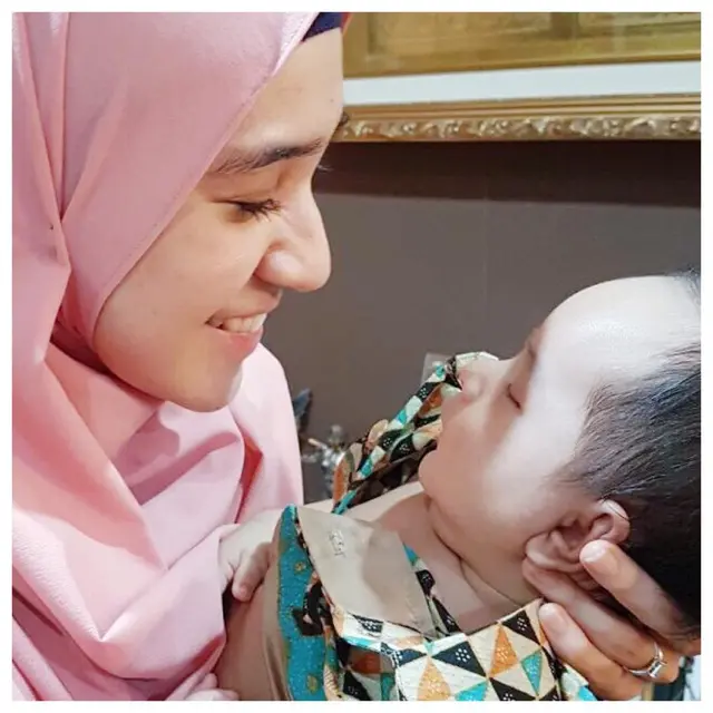 Didoakan Segera Diberi Buah Hati, Ini 6 Potret Dhini Aminarti Momong Anak Seleb