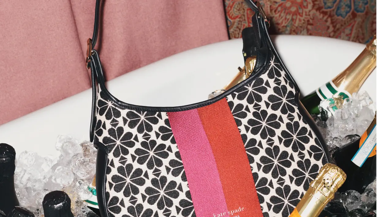 Untuk koleksi Handbags & Small Leather Goods, Kate Spade hadirkan pilihan corak dan material seasonal seperti velvet, faux fur, glitter, hingga tweed.