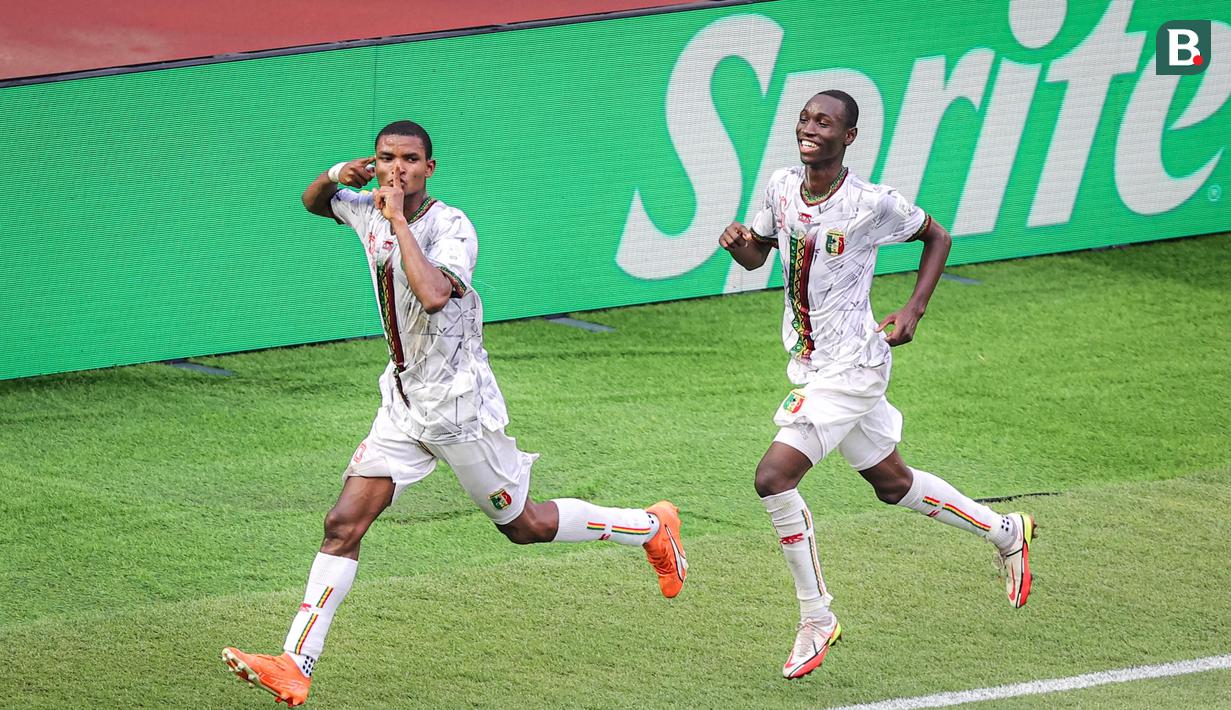<p>Selebrasi pemain Timnas Mali U-17, Mahamoud Barry (kiri) setelah menjebol gawang Timnas Kanada U-17 dalam pertandingan Grup B Piala Dunia U-17 2023 yang berlangsung di Stadion Gelora Bung Tomo, Surabaya, Kamis (16/11/2023). (Bola.com/Bagaskara Lazuardi)</p>