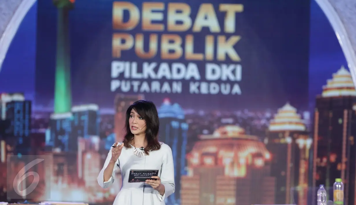 Pembawa acara Ira Koesno membuka debat terakhir Pilgub DKI Jakarta di Hotel Bidakara, Jakarta, Rabu (12/4). Pada debat terakhir ini mengangkat tema 'Dari Masyarakat untuk Jakarta'. (Liputan6.com/Faizal Fanani)
