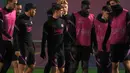 Para pemain Barcelona mengambil bagian dalam sesi latihan di stadion Camp Nou di Barcelona, Spanyol (22/11/2021). Barcelona akan bertanding melawan Benfica pada Grup E Liga Champions di Camp Nou. (AFP/Gen Lluis)