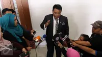 Hotman Paris Hutapea, kuasa hukum Deddy Corbuzier, memberi pernyataan lanjutan terkait kasus Mario Teguh di PN Jakarta Pusat, Rabu (28/9). Hotman Paris menantang Mario Teguh bersama kuasa hukumnya untuk berbicara di depan umum. (Liputan6.com/Helmi Afandi)