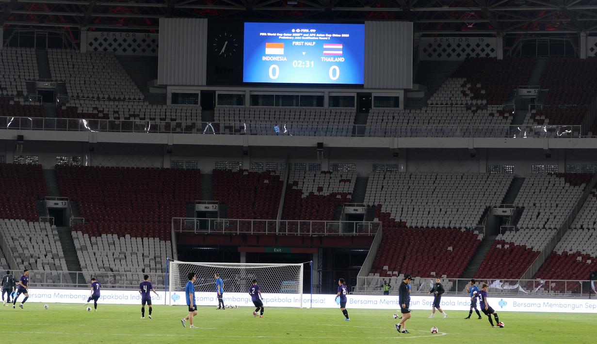 Pemain Thailand saat latihan jelang laga kualifikasi Piala Dunia 2022 di SUGBK, Jakarta, Senin (9/9). Thailand akan berhadapan dengan Indonesia. (Bola.com/M Iqbal Ichsan)
