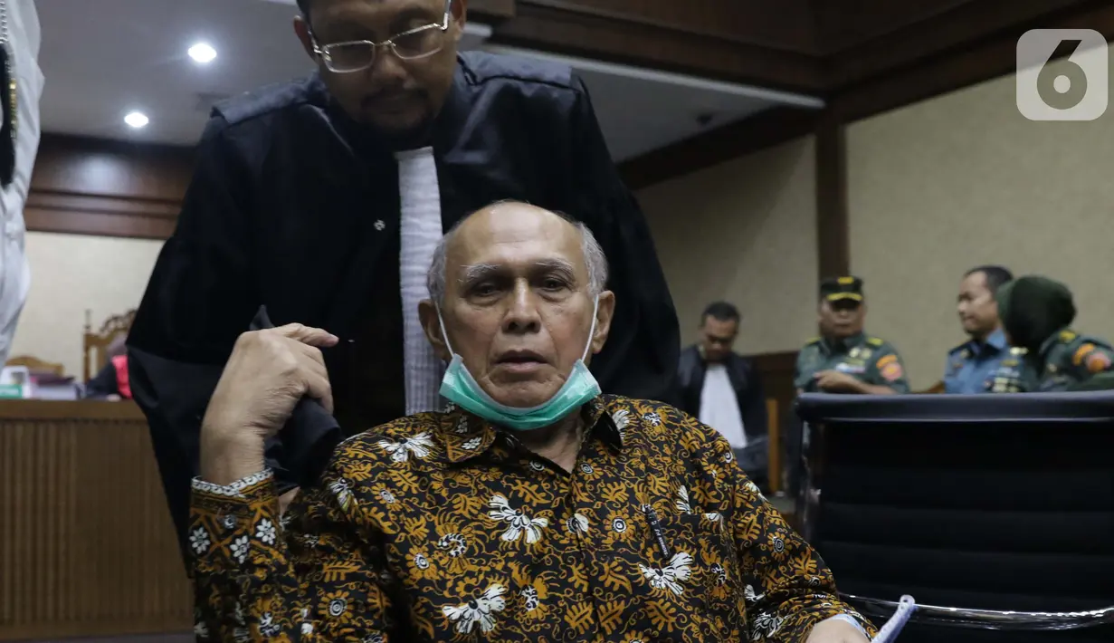Terdakwa kasus dugaan kepemilikan senjata api illegal, Kivlan Zen usai menjalani sidang lanjutan di PN Jakarta Pusat, Kamis (3/10/2019). Majelis menunda sidang yang beragendakan pembacaan eksepsi karena alasan kesehatan dan legalitas kuasa hukum terdakwa. (Liputan6.com/Helmi Fithriansyah)