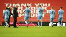 Para pemain West Ham United meninggalkan lapangan usai ditaklukkan Manchester United pada laga Liga Inggris di Stadion Old Trafford, Minggu (15/3/2021). Setan Merah menang dengan skor 1-0. (AP/Dave Thompson,Pool)