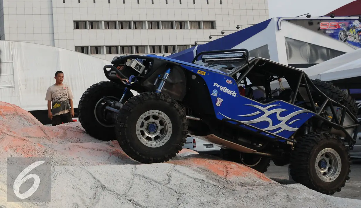 Proses loading mobil offroad peserta pameran Indonesia Internasional Motor Show 2015 di JIExpo Kemayoran, Jakarta, Selasa (18/8/2015). Sekitar 50-an brand mobil ternama akan ramaikan IIMS 2015. (Liputan6.com/Helmi Fithriansyah)