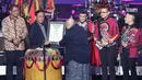 Pendiri Museum Rekor Indonesia (MURI) Jaya Suprana memberikan penghargaan pada acara Indosiar Liga Dangdut Indonesia (LIDA). Pemberian penghargaan berbarengan dengan acara ulang tahun Indosiar ke 23 tahun. (Bambang E Ros/Bintang.com)