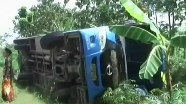 Hindari Tabrakan, Sebuah Bus Terguling