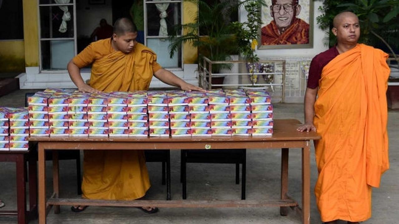 Momen langka, biksu di Bangladesh bagi-bagi takjil ke muslim