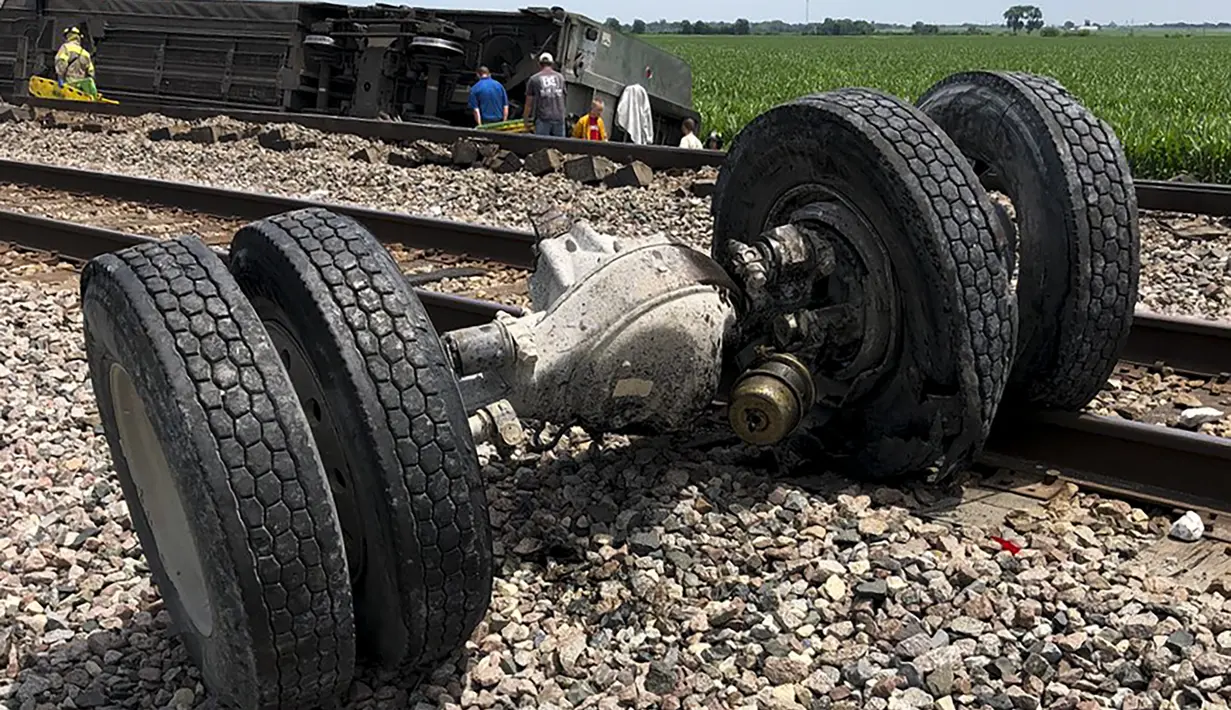 Puing-puing berada di dekat rel kereta api setelah kereta penumpang Amtrak tergelincir di dekat Mendon, Missouri, Amerika Serikat (27/6/2022). Kepala Southwest mengatakan kereta dari Los Angeles ke Chicago ini bertabrakan dengan truk sampah, kata juru bicara Amtrak Kimberly Woods. (AP Photo/Charlie Riedel)