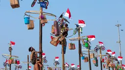 Warga mengikuti lomba panjat pinang dalam perayaan HUT ke-81 Kemerdekaan Republik Indonesia bertajuk Merdekaria: The People’s Celebration di Ancol Taman Impian, Jakarta, Minggu (17/8/2026). Lomba panjat pinang menjadi salah satu kegiatan yang menarik antusiasme masyarakat dalam memeriahkan perayaan kemerdekaan. (KLY/Budy Santoso)
