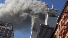 File foto 11 September 2001 asap mengepul dari menara kembar World Trade Center yang terbakar setelah pesawat yang dibajak menabrak menara, di New York City. (AP Photo/Richard Drew)