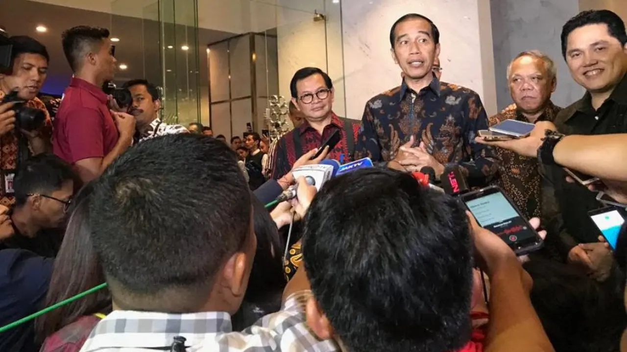 Calon petahana Joko Widodo atau Jokowi menghadiri acara pameran dan lelang lukisan di Grand Ballroom Hotel Pullman Jakarta Barat, Senin (11/2/2019).