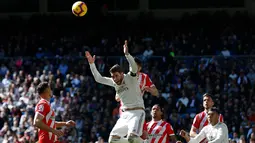 Pemain Real Madrid Sergio Ramos (tengah) memberi isyarat setelah menyundul bola saat melawan Girona dalam lanjutan La Liga di Stadion Santiago Bernabeu, Madrid, Spanyol, Minggu (17/2). Los Blancos kalah 1-2 dari Girona. (AP Photo/Andrea Comas)