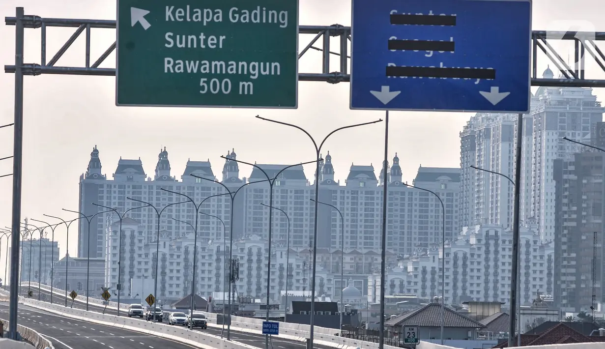 Kendaraan saat melintasi Enam Ruas Tol Dalam Kota Segmen Kelapa Gading-Pulogebang, Jakarta, Senin (23/8/2021). Dengan adanya tol ini diharapkan dapat mempercepat distribusi logistik dan meningkatkan daya saing komoditas. (merdeka.com/Iqbal S Nugroho)
