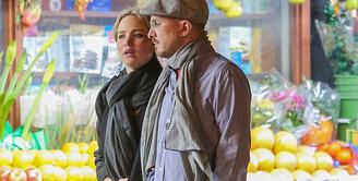 Jennifer Lawrence dikabarkan menjalin kasih dengan Darren Aronofsky terlihat tak tahan menutupinya. Jennifer dan Darren pamer kemesraan saat tampil di depan umum. (doc.Dailymail)