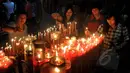 Sejumlah etnis Tionghoa menyalakan hio saat akan melaksanakan doa, pada malam tahun baru Imlek 2566 di Klenteng Boen Tek Bio di Pasar Lama, Tangerang, Rabu (18/2/2015) malam. (Liputan6.com/Johan Tallo) 