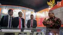 Ketua KPU Republik Indonesia Arief Budiman berbincang dengan Presiden Komisaris KPU Timor Leste Alcino De Aralijo Baris (kedua kiri) saat di gedung KPU, Jakarta, Rabu (22/11). Kedatangan ini untuk menjalin kerja sama. (Liputan6.com/Faizal Fanani)