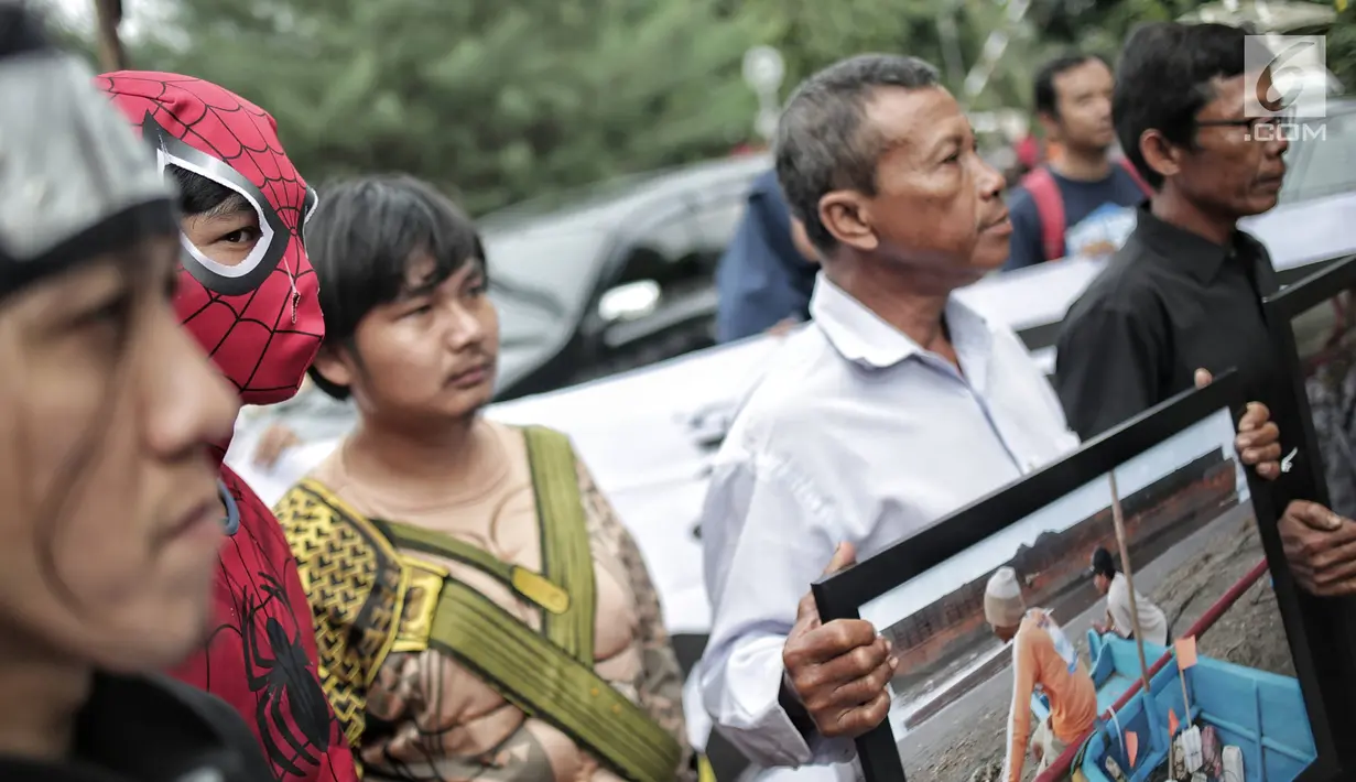Massa aksi gerakan #BersihkanIndonesia mendatangi markas TKN Jokowi-Ma'ruf Amin di Jakarta, Rabu (13/2). Mereka menantang Capres 01 Joko Widodo meninggalkan batu bara sebagai sumber utama energi nasional ke energi bersih. (Liputan6.com/Faizal Fanani)