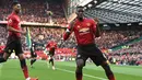 Gelandang Manchester United, Paul Pogba berselebrasi usai mencetak gol ke gawang West Ham pada lanjutan Liga Inggris di Old Trafford (13/4). Pogba mencetak dua gol lewat titik penalti mengantar MU menang tipis 2-1 atas West Ham. (AFP Photo/Paul Ellis)