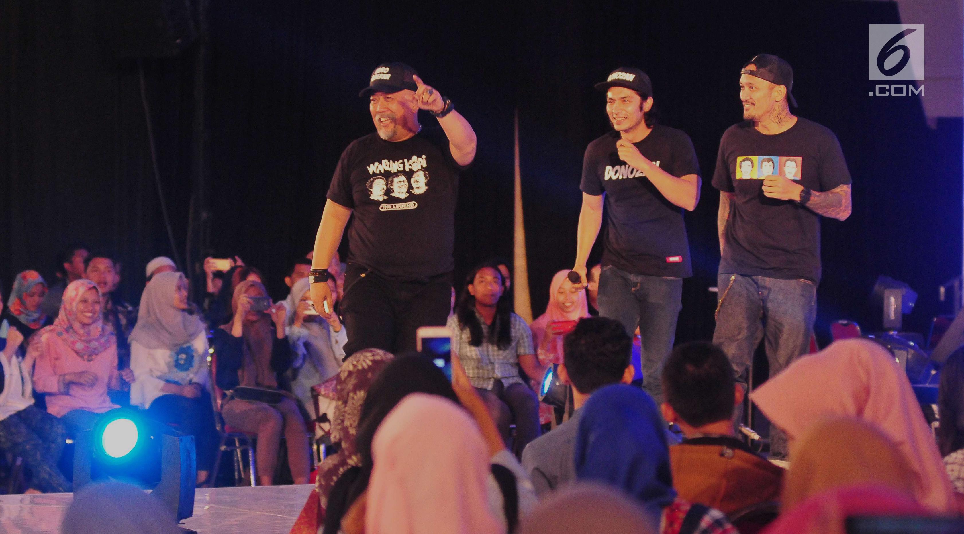 Pemain Warkop DKI Reborn: Jangkrik Boss Part 2 beraksi di atas panggung selama acara Emtek Goes to Campus 2017 di Universitas Airlangga, Surabaya, Jatim, Rabu (13/9). (Liputan6.com/Helmi Afandi)