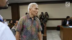 Bendahara Umum KONI Jhonny E Awuy usai menjalani sidang perdana sebagai terdakwa di Pengadilan Tindak Pidana Korupsi (Tipikor), Jakarta, Senin (11/3). Sidang tersebut mengagendakan pembacaan Surat Dakwaan. (Liputan6.com/Johan Tallo)