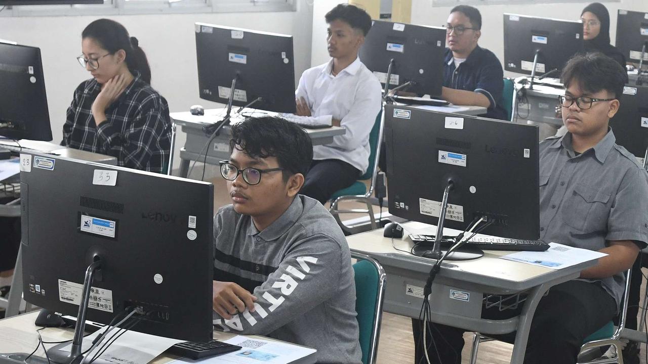 Peserta mengikuti UTBK-SNBT di Kampus UPN Veteran