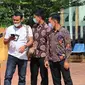 Protokol Pemkot Batam melarang seorang jurnalis mengambil gambar kegiatan pemusnahan puluhan ribu E-KTP di Kantor Disduk Capil, Sekupang, Kota Batam. (Liputan6.com/ Ajang Nurdin)