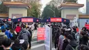 Para peserta mengantre untuk memasuki lokasi ujian guna mengikuti ujian pegawai negeri sipil (PNS) nasional China di sebuah universitas di Nanjing, Provinsi Jiangsu, China pada 29 November 2020. Ujian PNS nasional China untuk angkatan 2021 diadakan di seluruh penjuru negeri itu. (Xinhua/Su Yang)