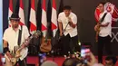 Grup band Padi Reborn saat memeriahkan penutupan perdagangan bursa efek Indonesia tahun 2019 di BEI, Jakarta, Senin (30/12/2019). Padi Reborn menghibur para tamu undangan dalam penutupan perdagangan tersebut. (Liputan6.com/Angga Yuniar)