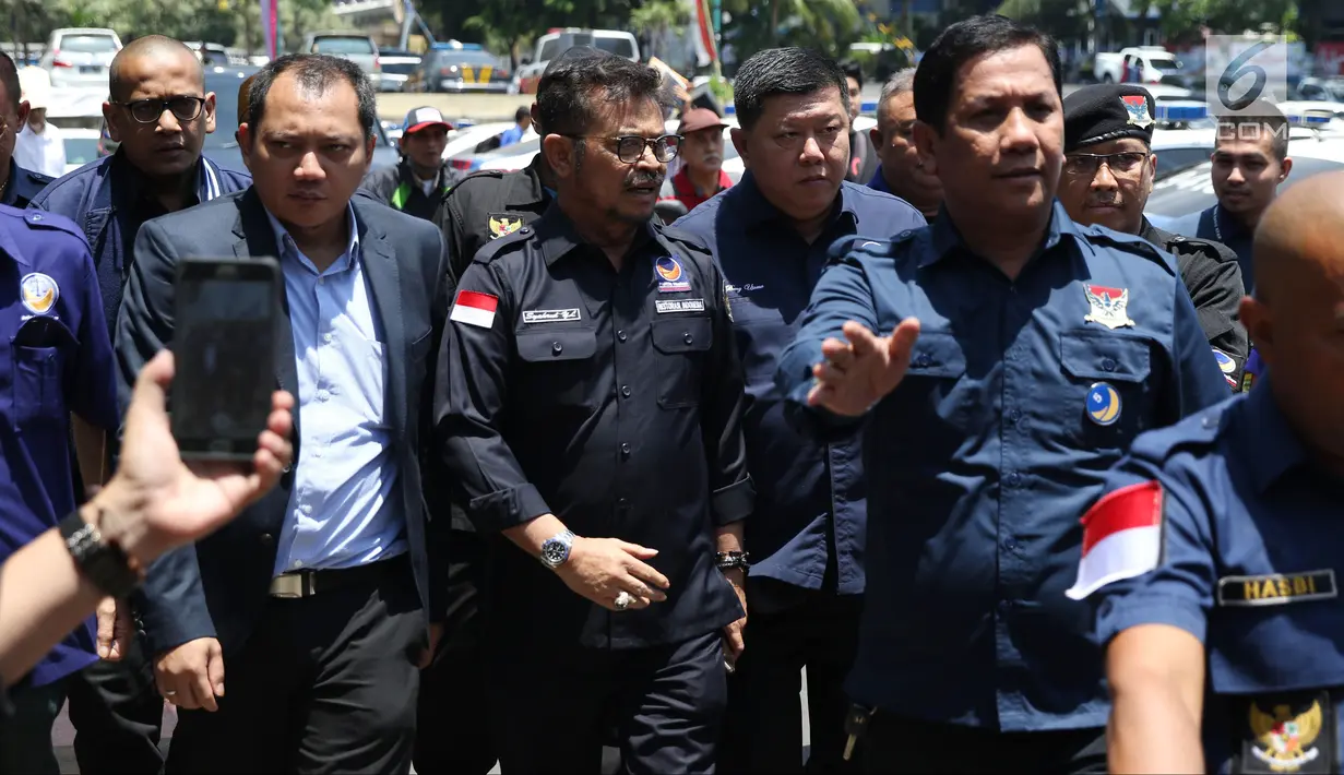 Ketua Bidang Hukum, Advokasi, dan HAM Partai Nasdem Taufik Basari (kedua kiri) bersama sejumlah kader Nasdem bersiap melaporkan Rizal Ramli ke Sentra Pelayanan Kepolisian Terpadu Polda Metro Jaya, Senin (17/9). (Liputan6.com/Helmi Fithriansyah)