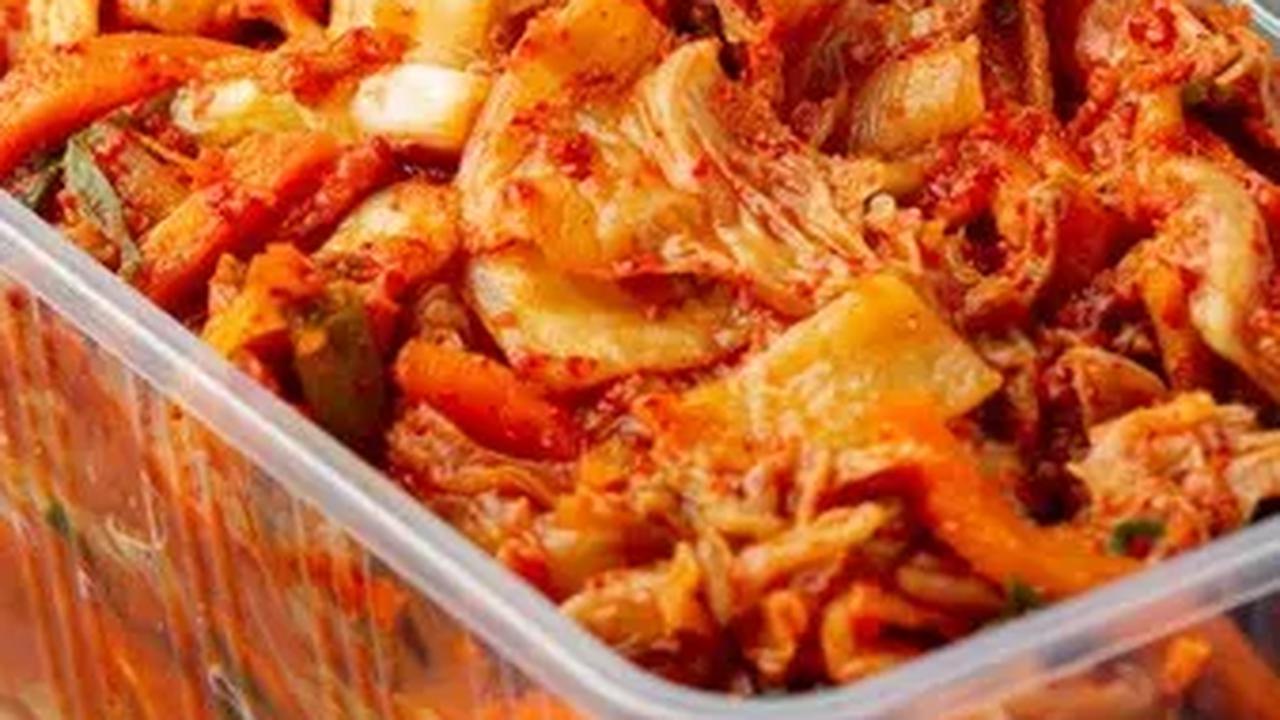 Terkenal dengan rasa pedasnya, kimchi tidak hanya memanjakan lidah, tetapi juga membawa sejuta manfaat bagi kesehatan.