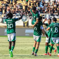 Ekspresi para pemain PSS Sleman merayakan gol ke gawang Arema FC pada lanjutan BRI Liga 1 2023/2024 di Stadion Manahan, Solo, Senin (15/4/2024). (Bola.com/Radifa Arsa)