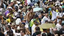 Warga Brasil mengantre untuk memberikan penghormatan terakhir kepada legenda sepak bola Brasil Pele di stadion Vila Belmiro di Santos, Brasil, Senin, 2 Januari 2023. Pele meninggal dunia di usia 82 setelah berjuang melawan penyakit kanker usus besar, Kamis (29/12/2022) waktu setempat. (AP Photo/Matias Delacroix)