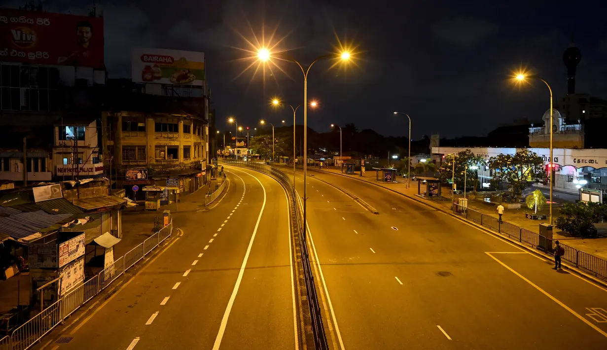 Pemandangan jalan yang sepi dalam foto selama penguncian atau lockdown nasional yang diberlakukan di Kolombo, Sri Lanka, Senin (23/8/2021).  Pemerintah Sri Lanka menerapkan lockdown selama 10 hari ketika kasus corona Covid-19 kembali meningkat. (Ishara S. KODIKARA / AFP)