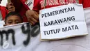 Sebuah tulisan dibawa saat aksi menolak pabrik semen di depan Istana Merdeka, Kamis (16/3). Sebagian dari peserta aksi tersebut memasung kakinya dengan menggunakan semen. (Liputan6.com/Fery Pradolo)