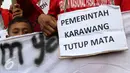 Sebuah tulisan dibawa saat aksi menolak pabrik semen di depan Istana Merdeka, Kamis (16/3). Sebagian dari peserta aksi tersebut memasung kakinya dengan menggunakan semen. (Liputan6.com/Fery Pradolo)