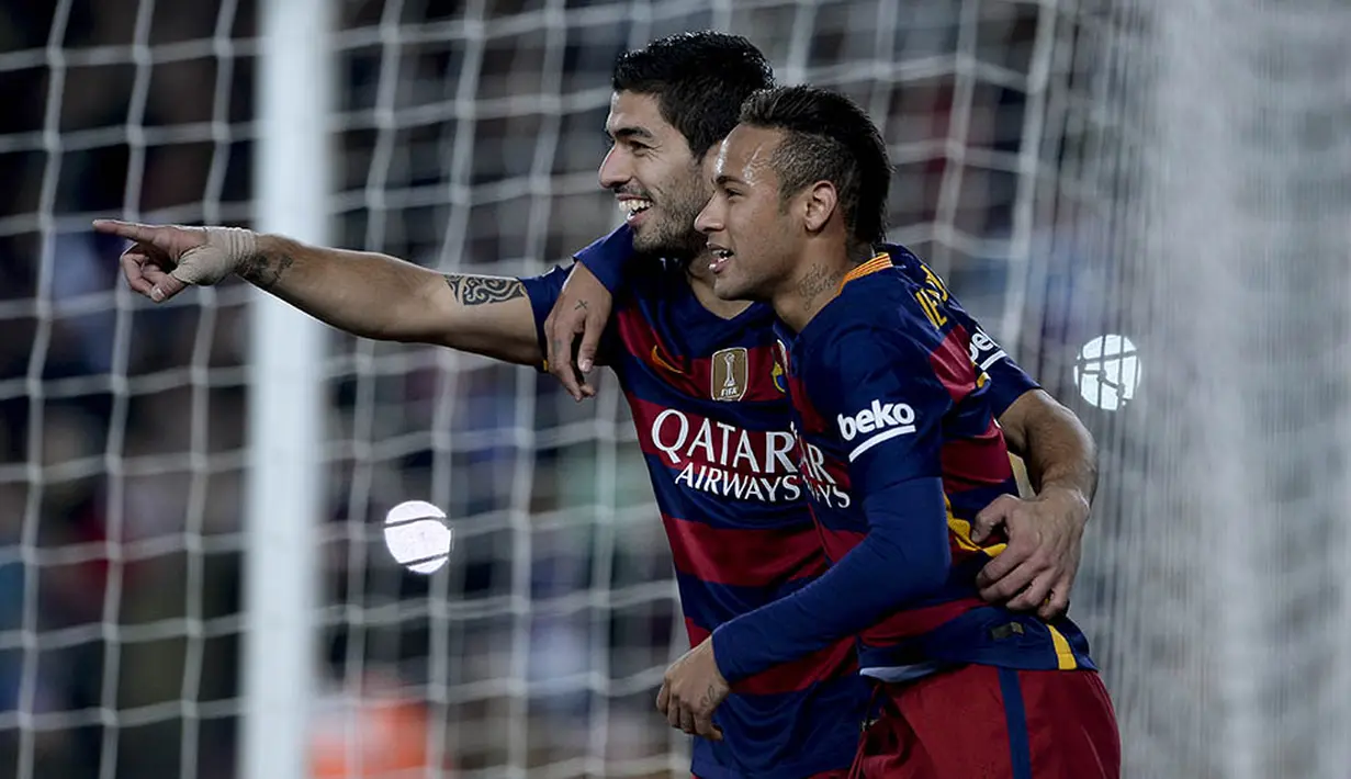 Dua bintang Barcelona, Luis Suarez dan Neymar, merayakan gol ke gawang Athletic Bilbao. Luis Suarez pada laga itu sukses mencetak hat-trick. (AFP/Josep Lago)