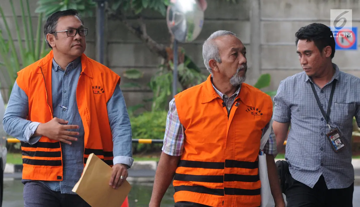 Bupati Pakpak Bharat Remigo Yolanda Berutu (kiri) dan Anggota DPRD Sumut Enda Mora Lubis (tengah) tiba di Gedung KPK, Jakarta, Kamis (29/11). KPK merinci penerimaan uang suap oleh Remigo sebanyak tiga kali. (Merdeka.com/Dwi Narwoko)